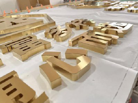 巴南拉丝不锈钢字的特点。